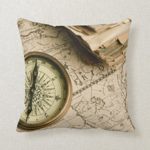Coussin Vieille boussole au-dessus de carte antique