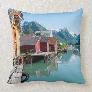 Coussin Village et un fjord dans le carreau de la Norvège