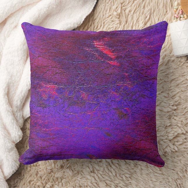 Coussin Violet gothique au cuir rouge agrandi taché (Couverture)
