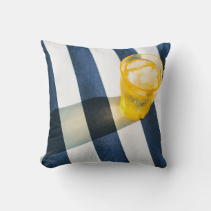 Coussin Vitre à boire transparent avec liquide jaune