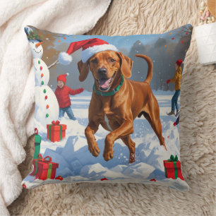 Coussin Vizsla courant dans la neige avec un chapeau de No