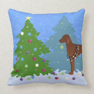 Coussin Vizsla décorant un arbre de Noël dans la forêt