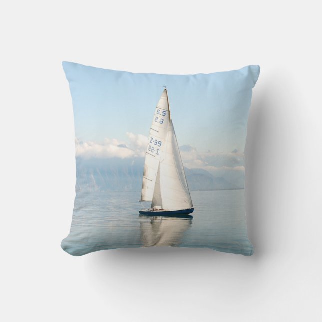 Coussin Voile sur une baie de mer calme comme miroir (Recto)