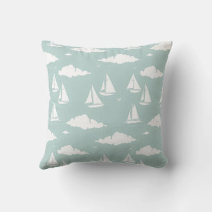 Coussin Voilier Turquoise souple et Motif côtier nuageux