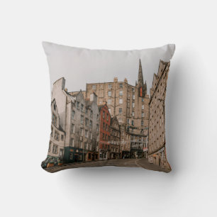 COUSSIN VOITURES DISPOSÉES À CÔTÉ D'UN BÂTIMENT EN BÉTON B