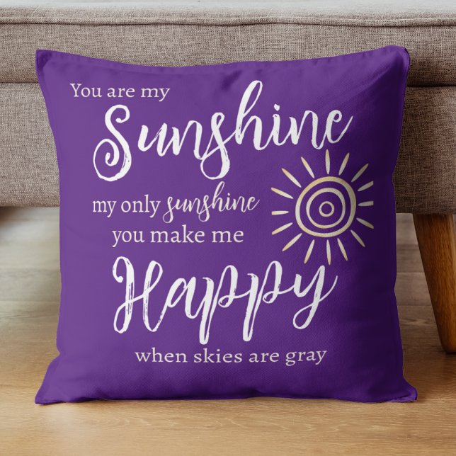 Coussin Vous êtes My Sunshine Purple avec Sun White Dots (You Are My Sunshine You Make Me Happy song lyrics on a bright purple background with yellow sun.)