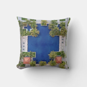 Coussin Vue aérienne de la piscine entourée de palmiers