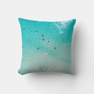 Coussin Vue aérienne des surfeurs attendant une vague dans