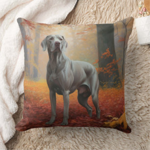 Coussin Weimaraner dans les feuilles d'automne tombantes i