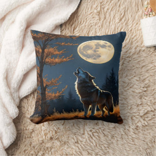 Coussin Wolf Howling Under Pleine lune dans la forêt d'aut