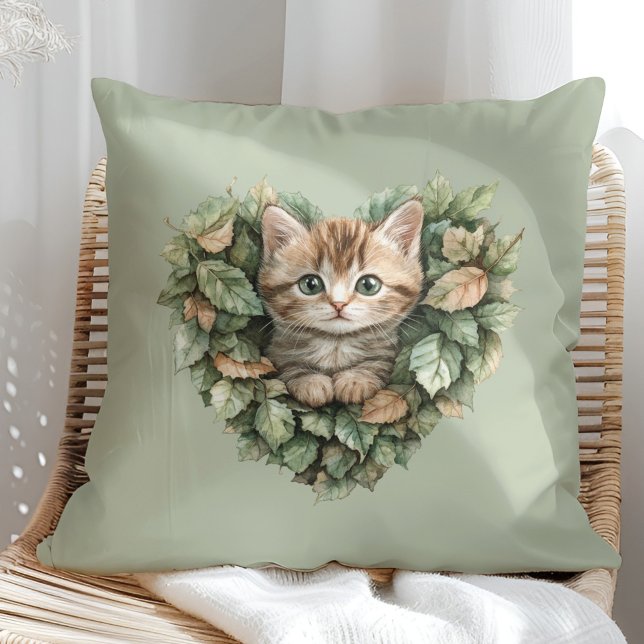 Coussin Woodland Heart Kitty - Automne Cosy (Woodland Heart Kitty - Cozy Fall Throw Pillow in a sunny boho rattan chair.)