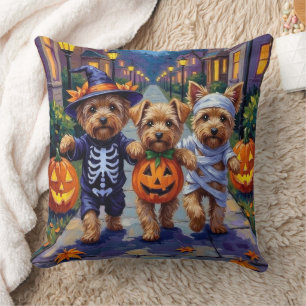 Coussin Yorkipoo faisant Trick-or-Treating dans des costum