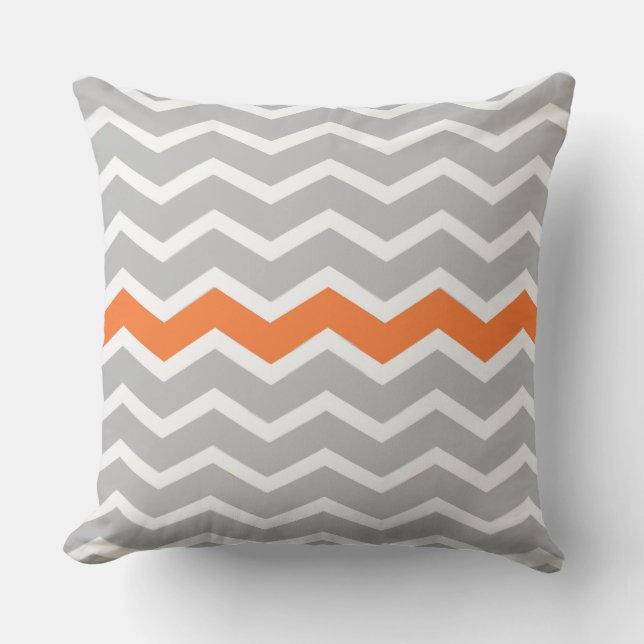 Coussin Zigzag gris et blanc de Chevron à l'accent orange (Recto)