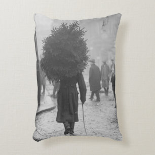 Coussins Décoratifs 1915 : Un soldat portant un arbre de Noël