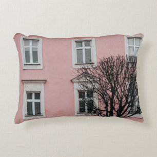 COUSSINS DÉCORATIFS ARBRE NUIT DEVANT LE BÂTIMENT ROSE