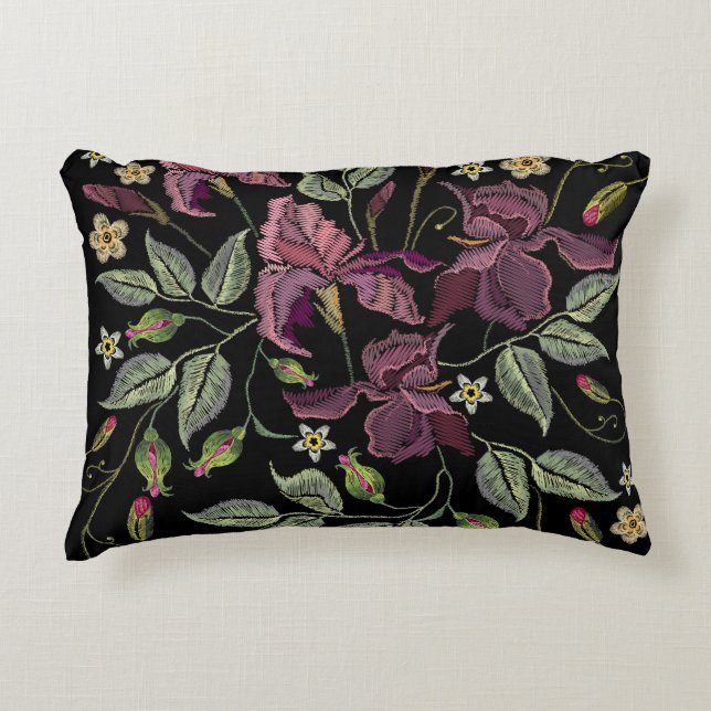 Coussins Décoratifs Arrière - plan noir Irises pourpres brodé. (Devant)