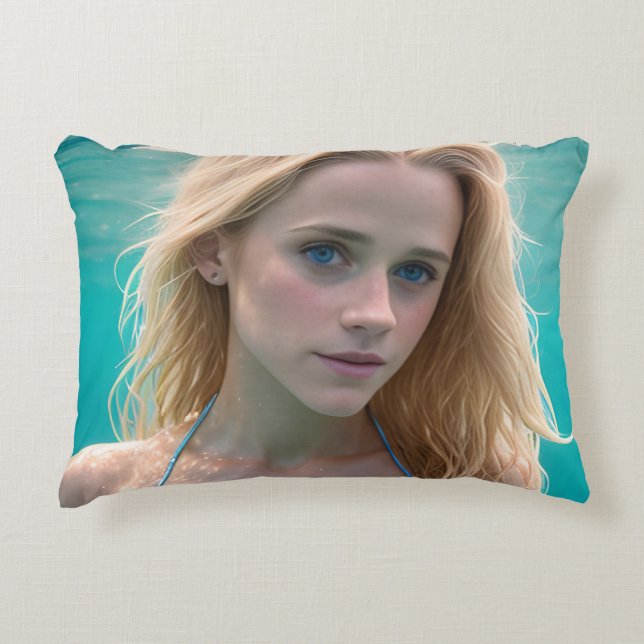 Coussins Décoratifs Blonde dans un Bikini subaquatique (Devant)