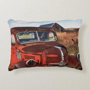 Coussins Décoratifs Camion Dodge orange rouillé avec ferme abandonnée