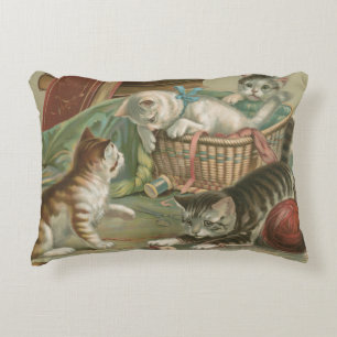 Coussins Décoratifs Chatons victoriens anciens jouant dans un panier à