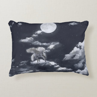 Coussins Décoratifs Cheval ailé blanc : ciel illuminé par la lune.