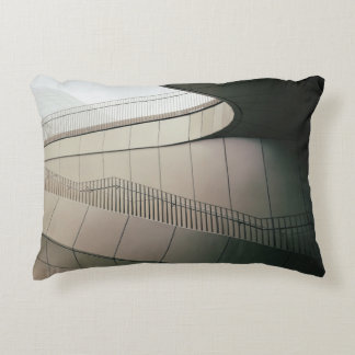 COUSSINS DÉCORATIFS ESCALIERS BLANCS EN BÉTON AVEC RAILS EN MÉTAL GRIS