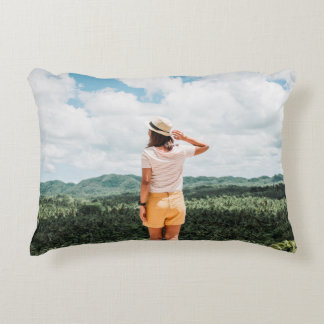 Coussins Décoratifs Femme debout près des arbres