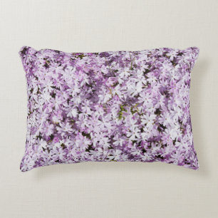 Coussins Décoratifs Fleur violette, cadre de fraîcheur estivale.