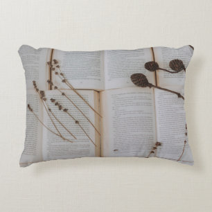 Coussins Décoratifs Fleurs séchées sur les livres
