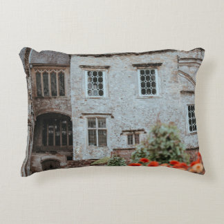 Coussins Décoratifs MAISON Brown EN BRIQUE PRÈS DES FLEURS ROUGES