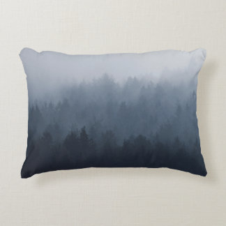 COUSSINS DÉCORATIFS MONTAGNE AVEC FORÊT DANS LE BROUILLON