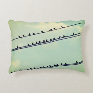 Coussins Décoratifs Oiseaux sur des fils, ciel bleu vintage.
