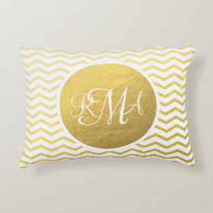 Coussins Décoratifs Or et décoré d'un monogramme blanc de Chevron