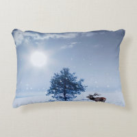 Paysage d'hiver de couleur bleue. Arbre solitaire 
