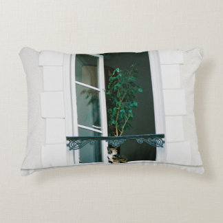 COUSSINS DÉCORATIFS PLANTE VERT SUR FENÊTRE BLANCHE
