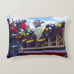 Coussins Décoratifs Pompiers - Casque sur camion-pompier