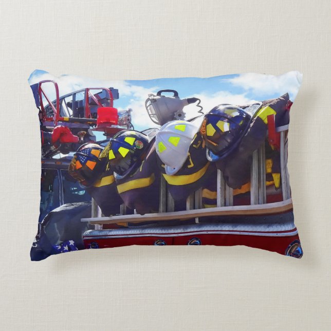 Coussins Décoratifs Pompiers - Casque sur camion-pompier (Devant)