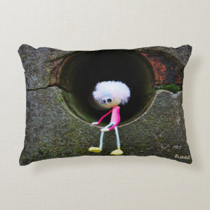 Coussins Décoratifs Poupée Fubby qui est coincée dans un mur.
