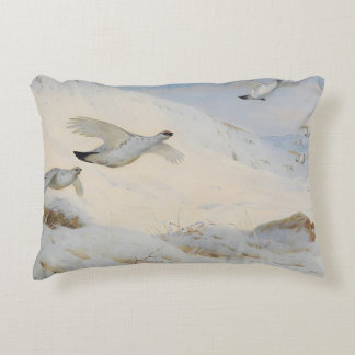 Coussins Décoratifs Ptarmigan en plumage hivernal, volant à travers la