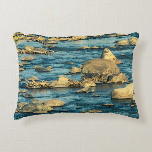 Coussins Décoratifs Rochers de rivière sur l'eau avec paysage de lumiè