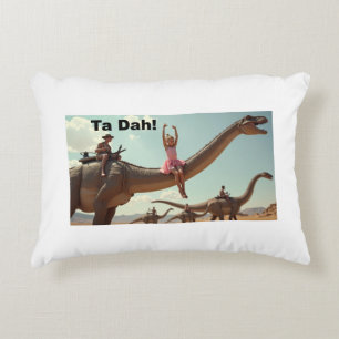 Coussins Décoratifs Une ballerine pose sur un dino