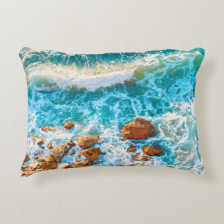 Coussins Décoratifs Vagues sur une plage rocheuse au coucher du soleil