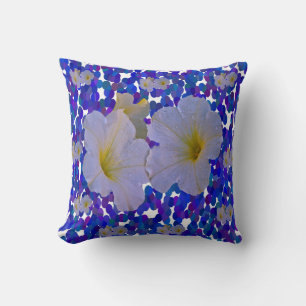 Coussins jetés de fleurs printanières.
