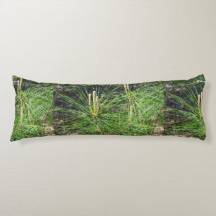 Coussins Longs Aiguilles de pin par Kenneth Yoncich