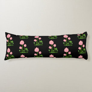 Coussins Longs Belles fleurs roses sur un oreiller à corps noir