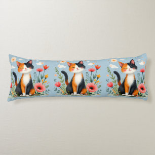 Coussins Longs Chat calicot souriant dans un jardin fleuri
