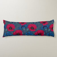 Coquelicots rouges et fleurs bleues sur bleu