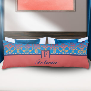 Coussins Longs Corail coloré et monogramme Damas bleu
