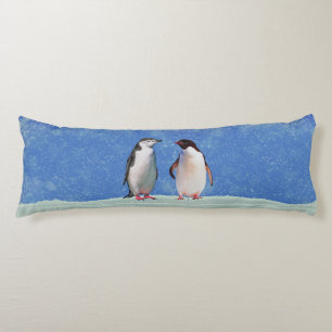 Coussins Longs Couple de manchots magnifiques sur fond bleu ciel