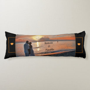 Coussins Longs Couple romantique des Caraïbes au coucher du solei