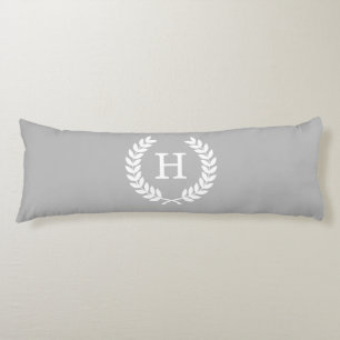 Coussins Longs Couronne de Laurier en Blé Blanc Gris Monogramme I
